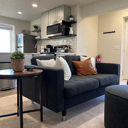 Above Ground Basement Apartment 2 Bedroom 1 B Retreat With Gorgeous View Draper Eksteriør billede