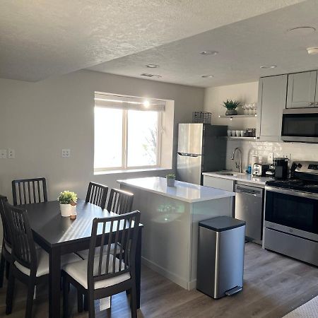 Above Ground Basement Apartment 2 Bedroom 1 B Retreat With Gorgeous View Draper Eksteriør billede
