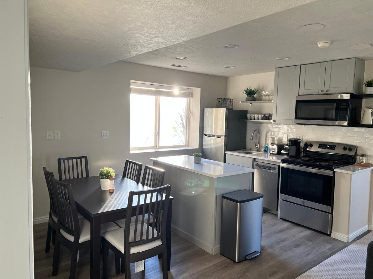 Above Ground Basement Apartment 2 Bedroom 1 B Retreat With Gorgeous View Draper Eksteriør billede