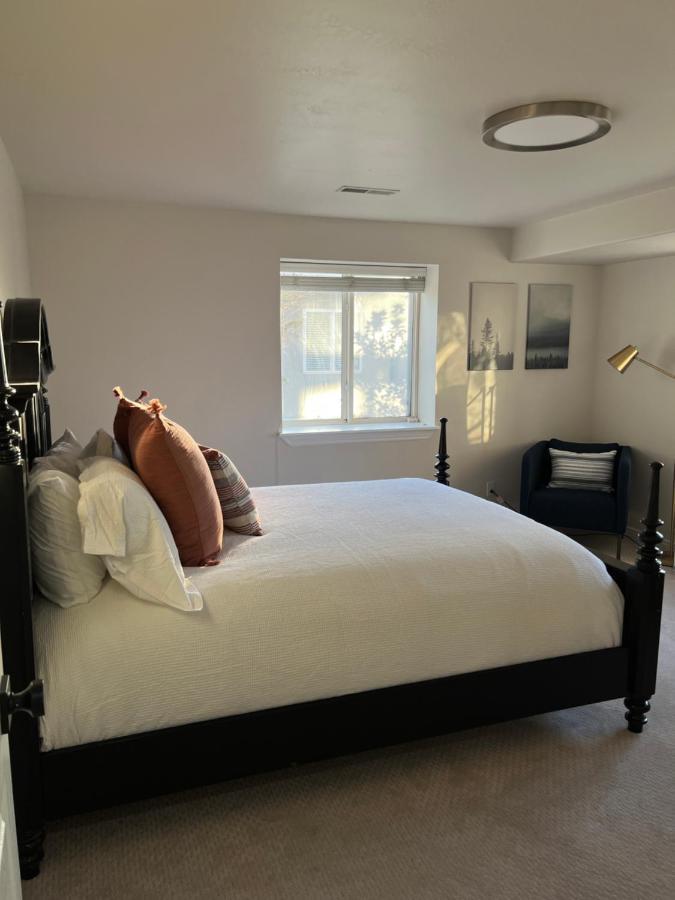 Above Ground Basement Apartment 2 Bedroom 1 B Retreat With Gorgeous View Draper Eksteriør billede