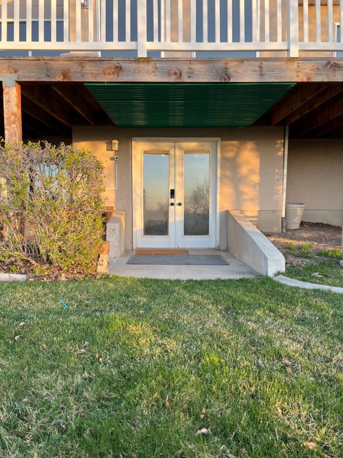 Above Ground Basement Apartment 2 Bedroom 1 B Retreat With Gorgeous View Draper Eksteriør billede